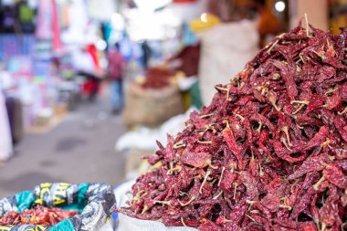 Hindistan 'daki Goa pazarında satılan büyük bir kuru kırmızı kırmızı biber yığını. Hint ticaretinde beyaz masa örtüsünün üzerinde baharat olarak kullanılan çok sayıda yanan kurumuş böğürtlen..