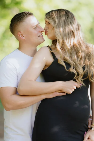 Emociones Positivas Joven Rubia Embarazada Con Cabello Lujoso Vestido Negro — Foto de Stock