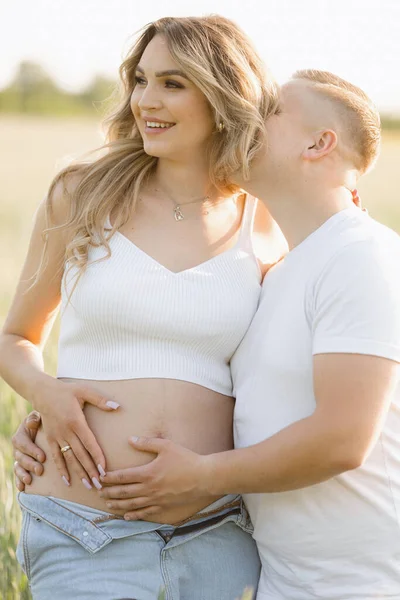 Joven Hombre Irreconocible Camiseta Algodón Blanco Besa Hermosa Esposa Embarazada —  Fotos de Stock