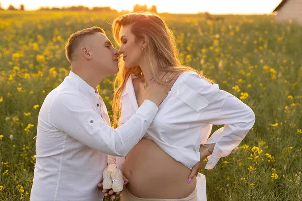 Hombre Joven Con Camisa Blanca Abraza Suavemente Esposa Embarazada Contra — Foto de Stock