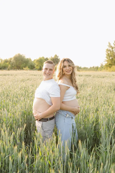 Young Beautiful Married Couple Pregnancy Woman Enjoying Summer Day Field — Stock Photo, Image