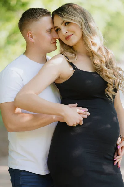 Hombre Joven Con Camiseta Blanca Abraza Esposa Embarazada Vestida Con — Foto de Stock