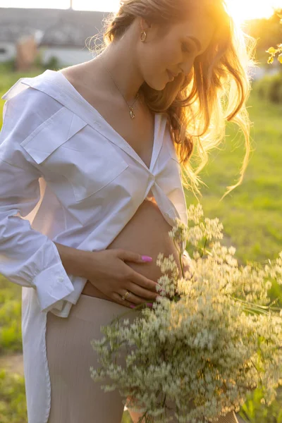 Retrato Rayos Del Atardecer Mujer Embarazada Hermosa Con Pelo Ondulado — Foto de Stock