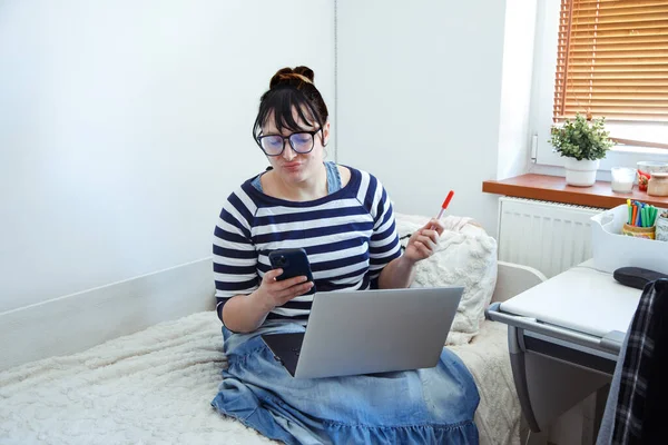 Hoş olmayan bir arama. Okuma gözlüğü takan ve rahat ev kıyafetleri giyen hoş bir kadın bilgisayarla uğraşırken cep telefonuyla konuşurken burnunu kırıştırıyor. İş kadını. İnternette çalışıyorum. Yaşam biçimi. 