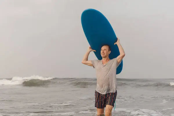 Sportovní Surfař Středního Věku Šedém Tričku Pruhovaných Kraťasech Který Vychází — Stock fotografie