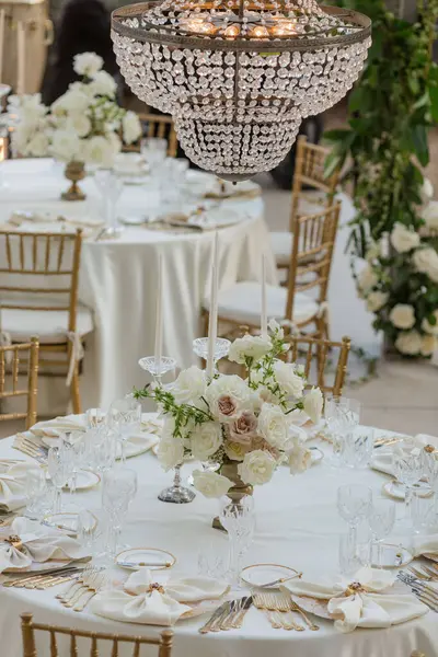 Casamento Tons Brancos Elegante Mesa Casamento Luxuoso Com Bouquets Clássicos Imagens De Bancos De Imagens Sem Royalties
