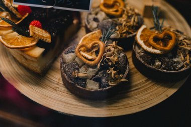 Çikolatalı tatlılara, çikolatalara yakın çekim. Partiler, düğünler, tatiller için özel yapım şekerlemeler. Özel etkinlikler ve partiler düzenliyor. Hayatın ve zevkin tadını çıkarıyorum. Restoran işi..