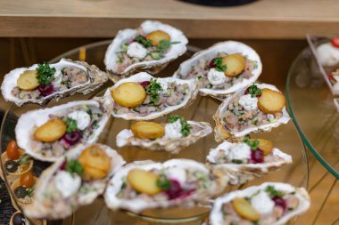 Akdeniz mutfağı. Restoranda soslu ve otlu istiridye pişirdim. Deniz ürünleri. Sağlıklı ve düzgün beslenme. Zevk ve zevk. Gurme yemekleri, lezzetler. Restoran işi. Bir lokma.. 