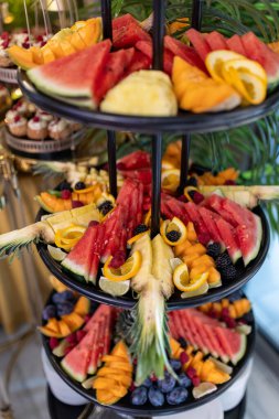 Meyveli atıştırmalıklar. Festivalde açık büfe masasında taze organik meyvelerin çeşitliliği. - Evet. Özel etkinlikler ve partiler düzenliyoruz. Hayatın ve zevkin zevki. Restoran işi.. 