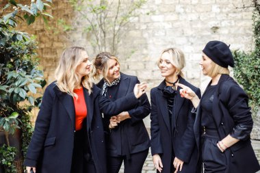 Romantik eski kentte dört çekici genç kadın sosyalleşmekten, yürümekten, konuşmaktan, eğlenmekten hoşlanıyor. Kadın şirketinden. Arkadaşlarla toplantılar. Tatiller, tatiller, seyahat. 