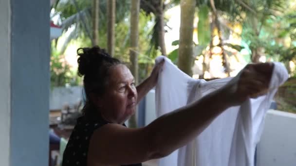 Yaşlı Bir Kadın Hanımı Çamaşır Asıyor Balkona Terasa Yaz Günü — Stok video