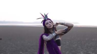 Geleneksel Hint kıyafetleri içinde, Güney Asya halk danslarıyla dans eden genç bir kadın. Yavaş çekim portresi. Dünya insanlarının gelenekleri. Turizm seyahati. Doğu kültürü. 4k görüntü
