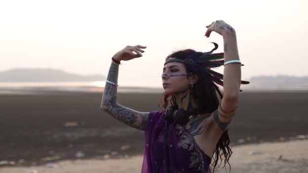 Gładkie Ruchy Ramion Ciała Tradycyjnym Tańcu Indyjskim Demonstrowane Przez Piękną — Wideo stockowe