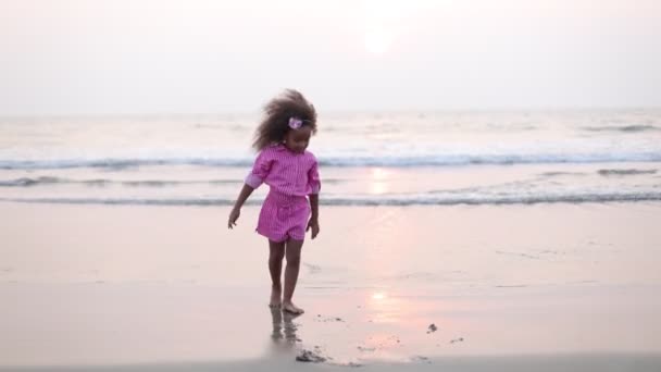 Gyönyörű Kis Afro Amerikai Lány Rózsaszín Kezeslábasban Leengedett Hajjal Mezítláb — Stock videók