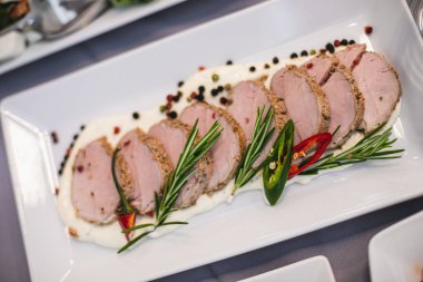 Restoranda beyaz porselen tabakta lezzetli soğuk et aperatifleri için mükemmel bir kombinasyon. Üst Manzara. Yemek tabağı. Zevk alıyorum. Soğuk atıştırmalıklar. Bayram etkinlikleri düzenleniyor.. 