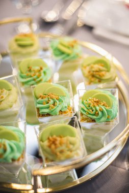 Düğün, parti ve tatilde şeffaf bardaklarda kremalı taze limon tatlısı. Çikolata. Şekerleme ürünleri için tarifler. Zevkin zevki. Lezzetli yemek.. 