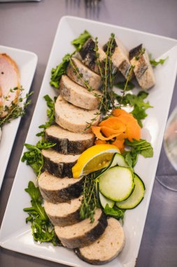 Üst tabakta içi doldurulmuş balık, otlar ve limonlu sebzelerle süslenmiş. Lezzetli atıştırmalıklar. Zevk alıyorum. Şenlik etkinlikleri düzenliyorum. Profesyonel yemek hazırlama. İmza tarifleri . 