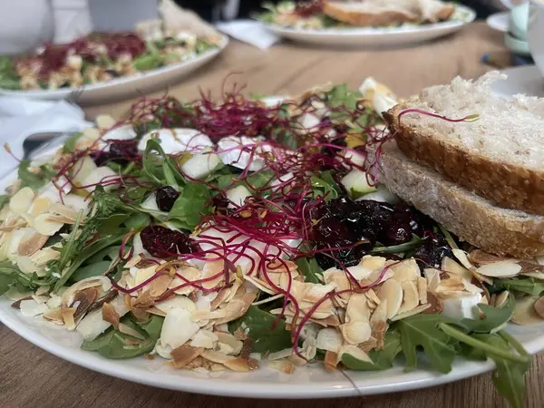 Bademli nefis salata, pancar lahanası, armut ve peynir, festival masasında restoran imzası. Zevk alıyorum. Şenlik etkinlikleri düzenliyorum. Profesyonel yemek hazırlama.. 