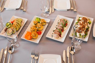 Etli, salatalı, balıklı çeşitli hafif atıştırmalıklar gala yemeği ve parti için servis edilir. Zevk alıyorum. Tatil menüleri, düğünler, partiler. Uzmanlık alanları ve tarifler. Soğuk atıştırmalıklar. 