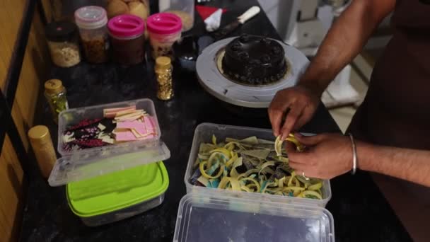 Piekę Ciasta Zamówienie Nierozpoznawalne Mężczyzna Kucharz Dekoruje Kandyzowane Ciasto Czekoladowe — Wideo stockowe