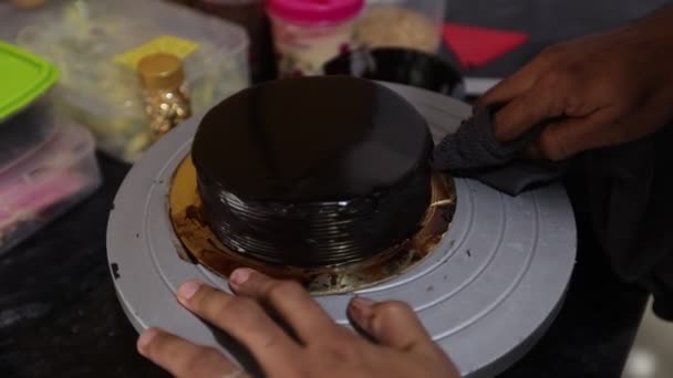 Невпізнаваний Чоловік Готує Страву Видаляє Надлишок Шоколадної Глазурі Торта Виготовлення — стокове відео