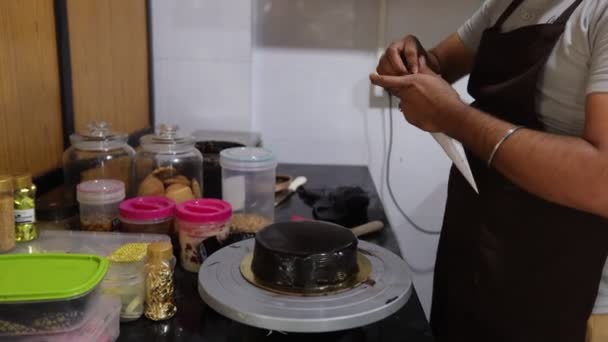 Cozinheiro Masculino Cozinheiro Com Ajuda Dispositivo Culinário Coloca Decorações Bolo — Vídeo de Stock