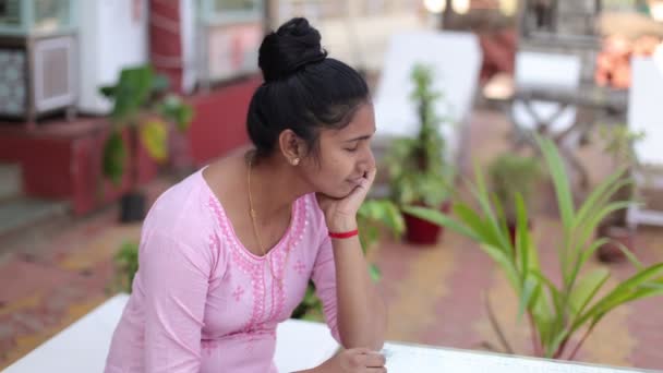 Figyelmes Szomorú Fiatal Indiai Etnikai Délután Asztalnál Utcán Hindu Nemzetiségű — Stock videók