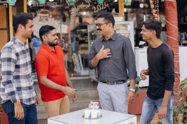 Birbirine eşlik eden dört arkadaştan oluşan bir grup. Parlak ve neşeli bir günde sohbet edip kahkaha atıyorlar.