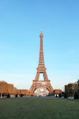 Fransa 'nın Paris şehrinde, Champs de Mars' taki Eyfel Kulesi. Yüksek kalite fotoğraf