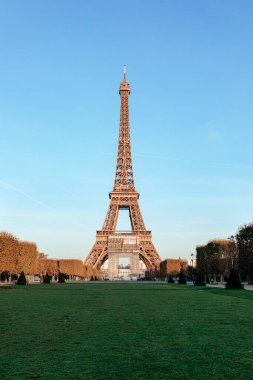 Fransa 'nın Paris şehrinde, Champs de Mars' taki Eyfel Kulesi. Yüksek kalite fotoğraf