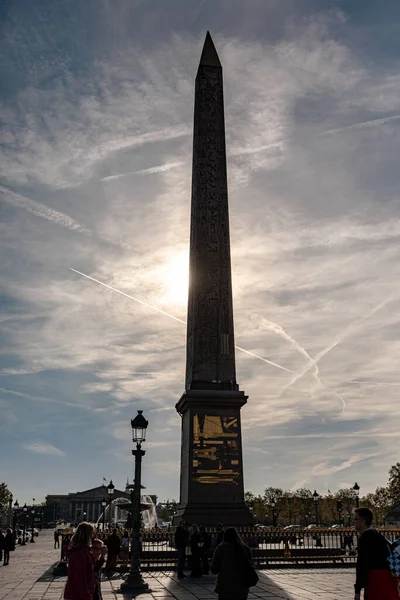 Уютная Парижская Улица Видом Знаменитую Эйфелеву Башню Облачный Летний День — стоковое фото