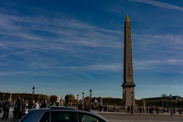 Przytulna Ulica Paryża Widokiem Słynną Wieżę Eiffla Pochmurny Letni Dzień — Zdjęcie stockowe