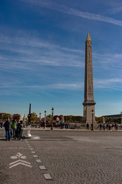 Paris 'te bulutlu bir yaz gününde Paris' in ünlü Eyfel Kulesi manzaralı rahat bir cadde. Yüksek kalite fotoğraf