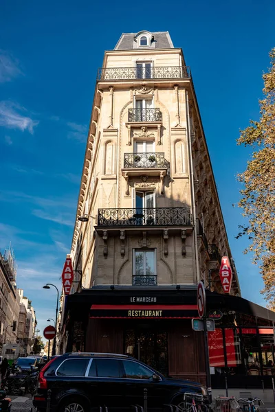 Paris 'te bulutlu bir yaz gününde Paris' in ünlü Eyfel Kulesi manzaralı rahat bir cadde. Yüksek kalite fotoğraf