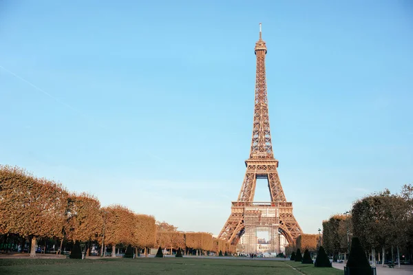 Fransa 'nın Paris şehrinde, Champs de Mars' taki Eyfel Kulesi. Yüksek kalite fotoğraf