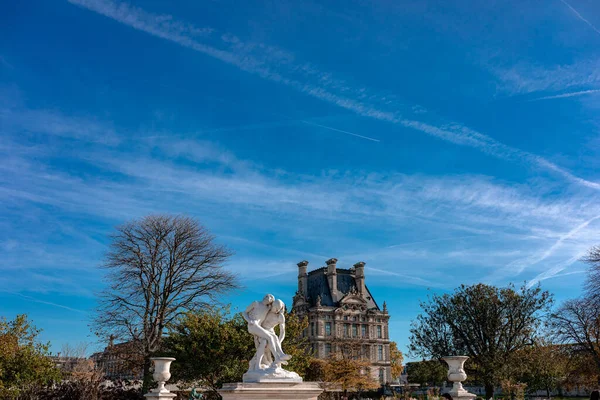 Уютная Парижская Улица Видом Знаменитую Эйфелеву Башню Облачный Летний День — стоковое фото