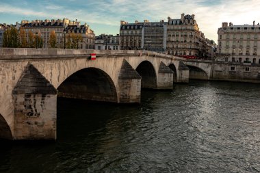 Paris, Fransa 'daki Seine nehrinin üzerinde, turist kanalı tekneleriyle güzel, canlı bir günbatımı. Yüksek kalite fotoğraf