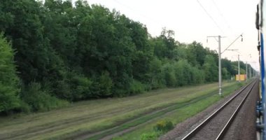 Queensferry, Edinburgh, İskoçya 'daki Forth Rail Köprüsü' nde tren. Yüksek kalite 4k görüntü