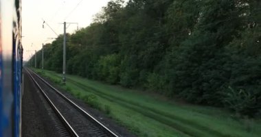 Queensferry, Edinburgh, İskoçya 'daki Forth Rail Köprüsü' nde tren. Yüksek kalite 4k görüntü