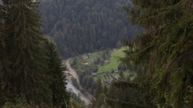 Karpat Dağları 'nın manzarası. Ağır çekim. Ukrayna. Havadan. Yüksek kaliteli FullHD görüntüler