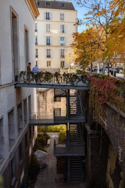 Blois, Fransa 'daki merkez caddede. Güzel bir akşam şehri. Yüksek kalite fotoğraf