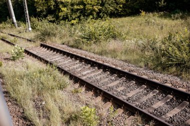 Yolcu treni gün batımında hızlı hareket eder. Yüksek kalite fotoğraf