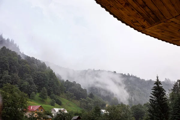 Yaremche köyü yakınlarındaki Ukrayna 'nın Karpatlar bölgesinde. Yüksek kalite fotoğraf