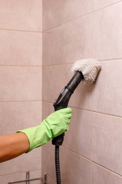 Mutfakta temizlik malzemesi olan kadın hademe. Yüksek kalite fotoğraf