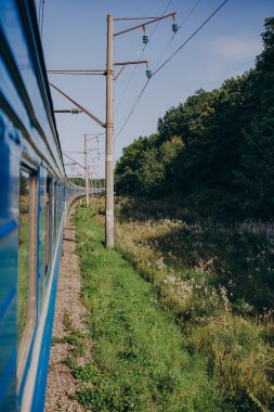 Yolcu treni gün batımında hızlı hareket eder. Yüksek kalite fotoğraf