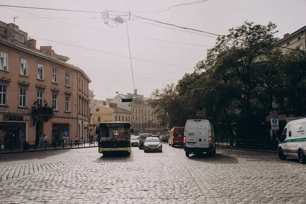 Kilisenin haçlı kubbesi. Şehir Lviv. Ukrayna bayrağı. Yüksek kalite fotoğraf