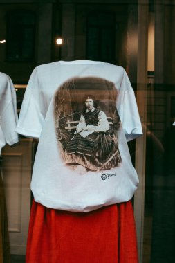 Tek kullanımlık fincanı olan genç bir kadın kahve içiyor.