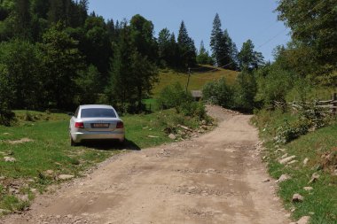 Panorama 'nın altında beyaz sis olan dağlarda güzel bir gün doğumu. Yüksek kalite fotoğraf