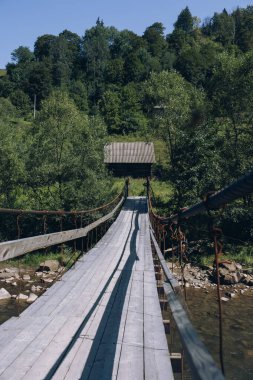 Panorama 'nın altında beyaz sis olan dağlarda güzel bir gün doğumu. Yüksek kalite fotoğraf