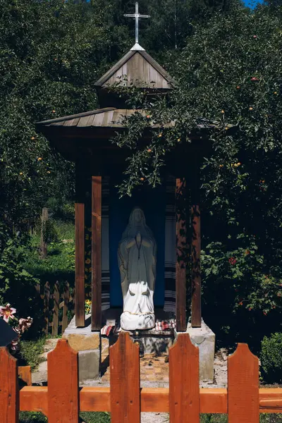Panorama 'nın altında beyaz sis olan dağlarda güzel bir gün doğumu. Yüksek kalite fotoğraf